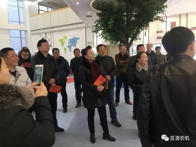  市農機局劉勤局長(cháng)觀(guān)看亞澳發(fā)展史